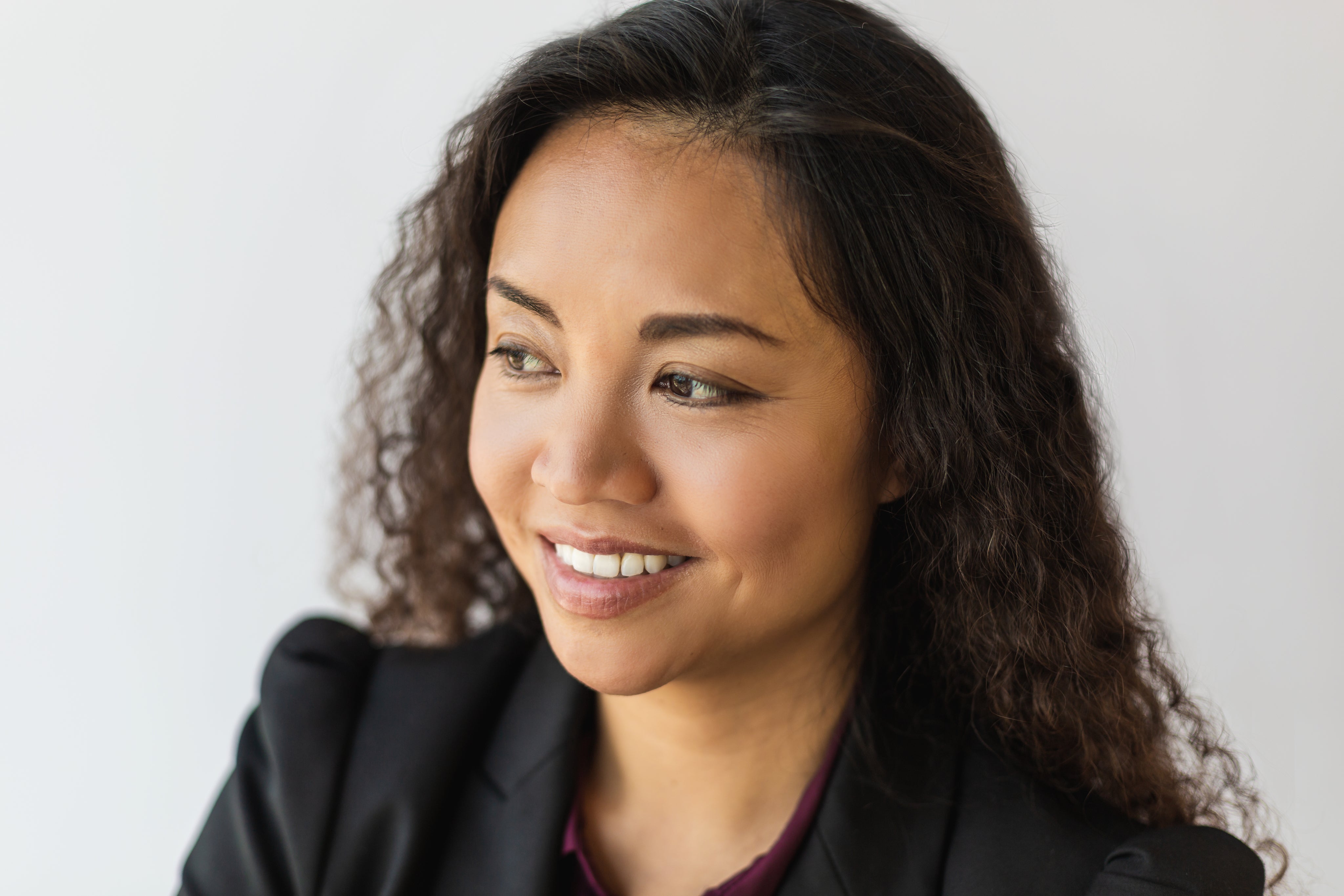 files/business-woman-looking-to-the-side-portrait.jpg